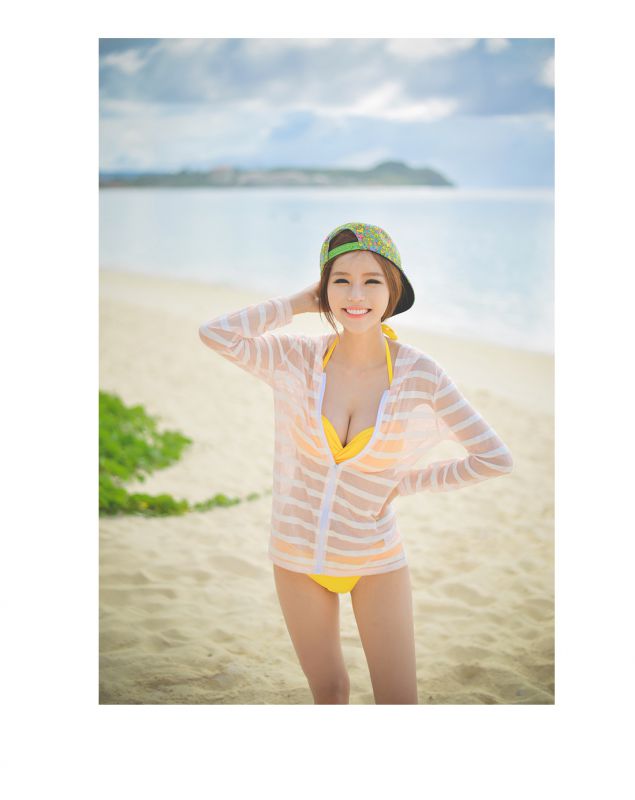 韩国泳装少女海边大秀迷人乳沟