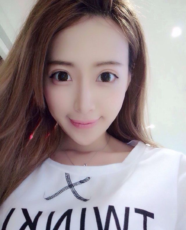 王曼妮可爱卖萌自拍照