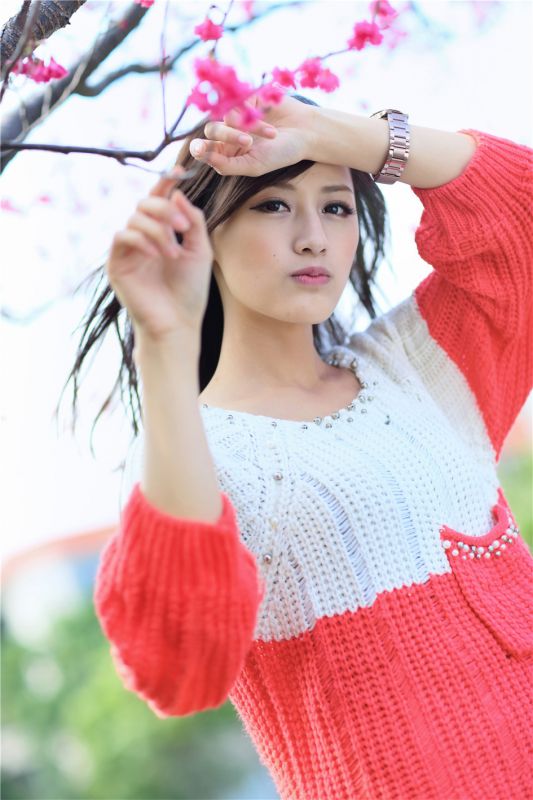 90后清纯美女初秋户外迷人写真
