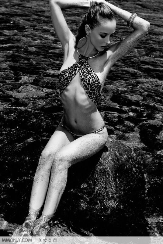 外国美女模特户外比基尼诱惑写照