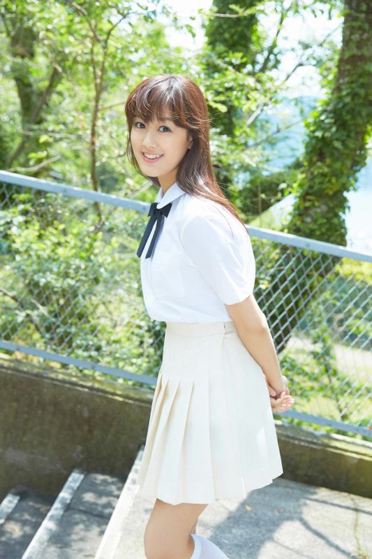 日本学生制服美女户外清纯图片
