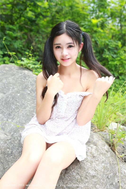 比基尼模特果味包子溪间大秀傲人曲线身材