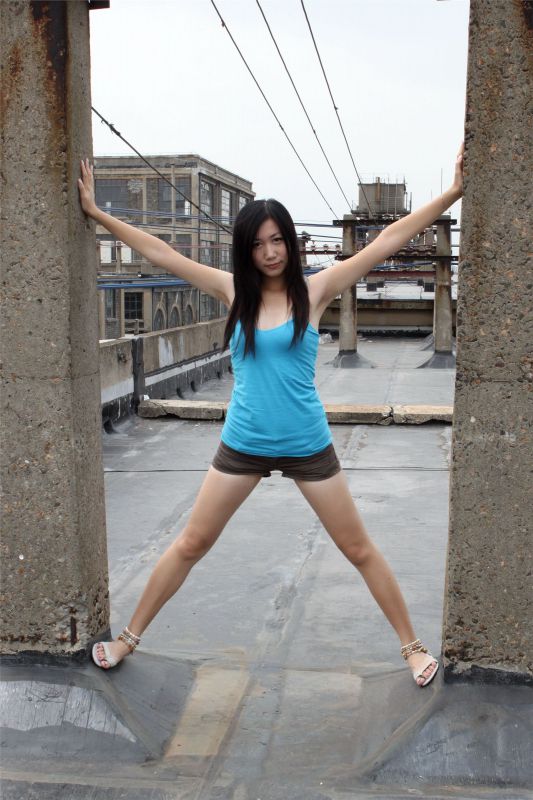 长发美女娇娇户外秀修长美腿写真