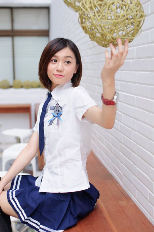 90后清纯美女演绎校服诱惑