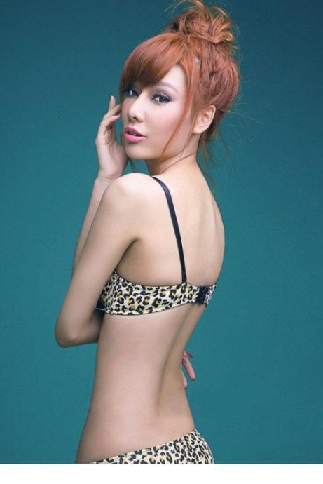 豹纹内衣美女秀长腿写真