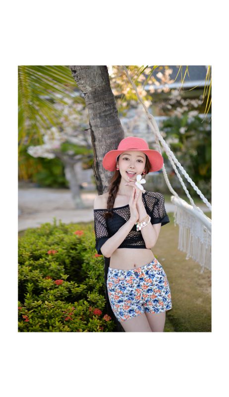 韩国泳装少女海边大秀迷人乳沟