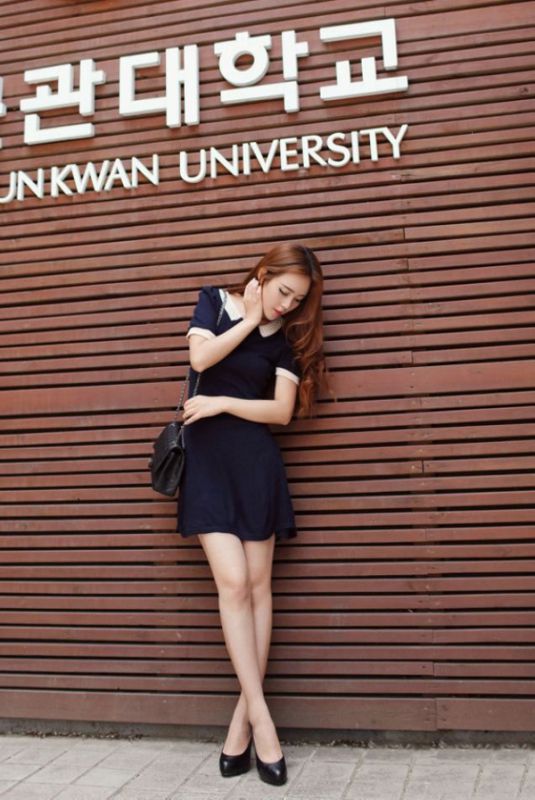 清纯女生黑色短裙迷人街拍
