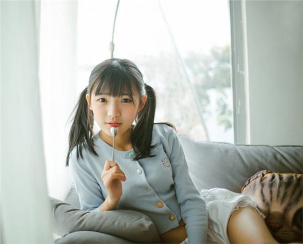 00后清纯女生初晨唯美写真