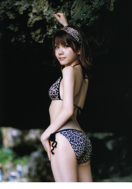丰满比基尼女郎户外性感写真集