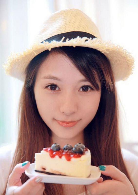 清纯校园美女尽显吃货本色