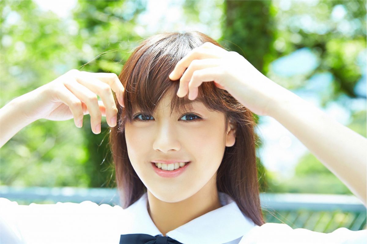 日本学生制服美女户外清纯图片