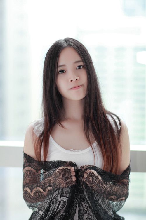 甜美女孩室内白衣迷人图片