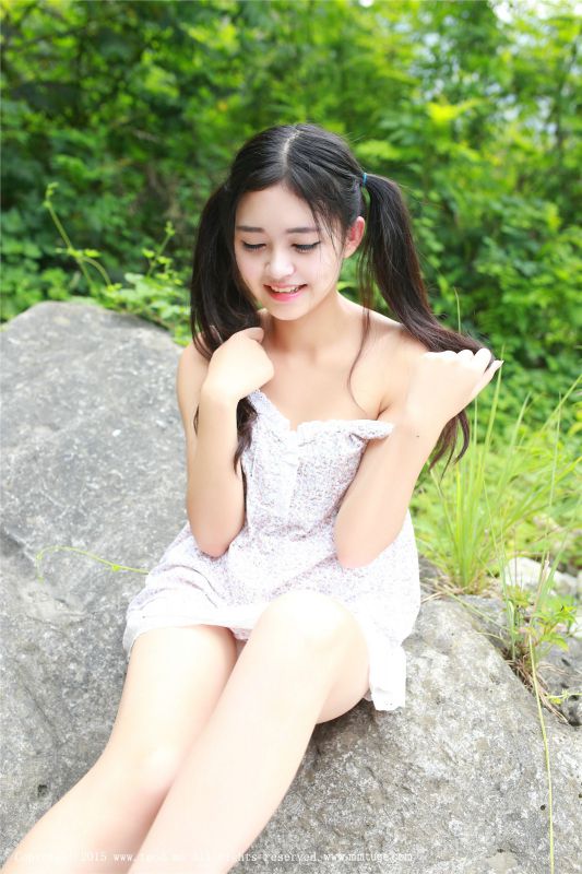 比基尼模特果味包子溪间大秀傲人曲线身材