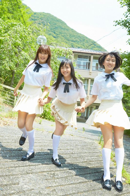 日本学生制服美女户外清纯图片