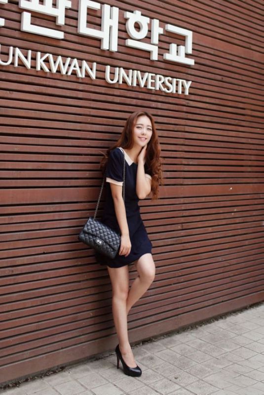 清纯女生黑色短裙迷人街拍