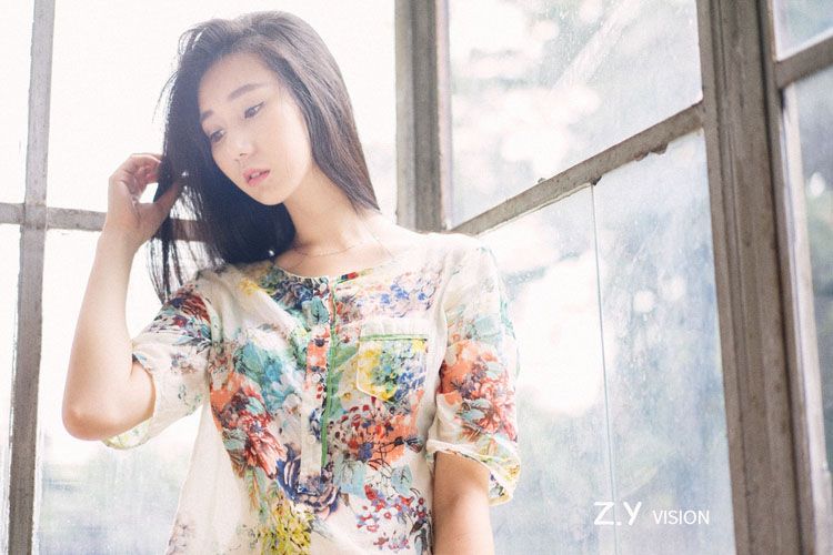 长发清纯美女户外唯美写真