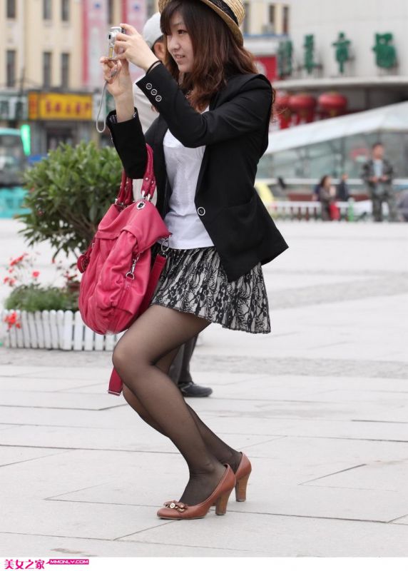 喜爱街拍的黑丝美腻美女抓拍