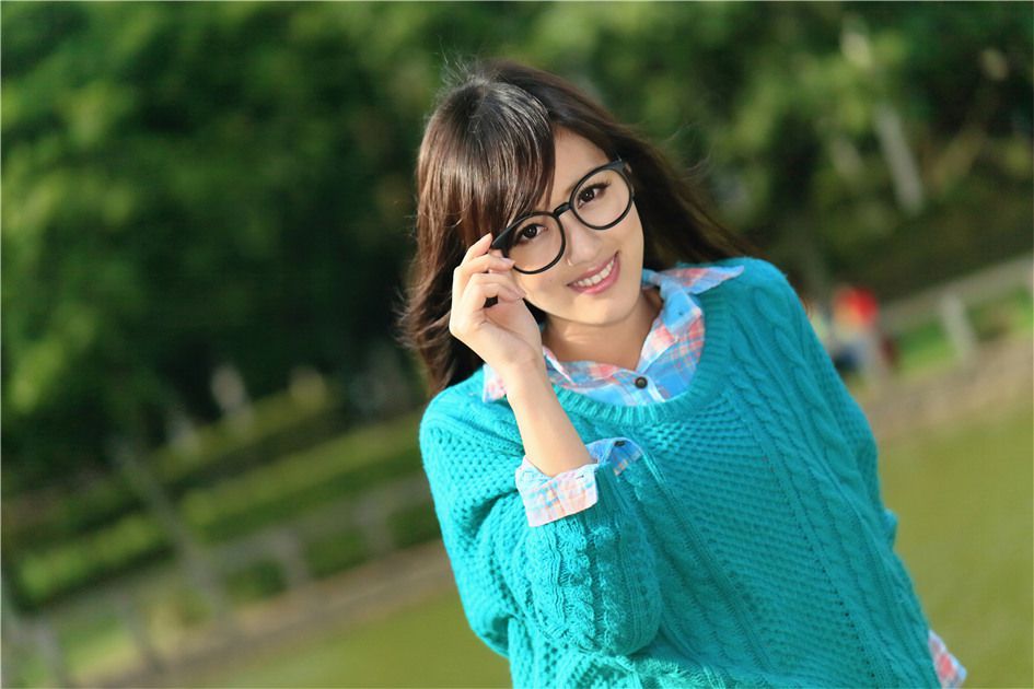 90后清纯美女初秋户外迷人写真