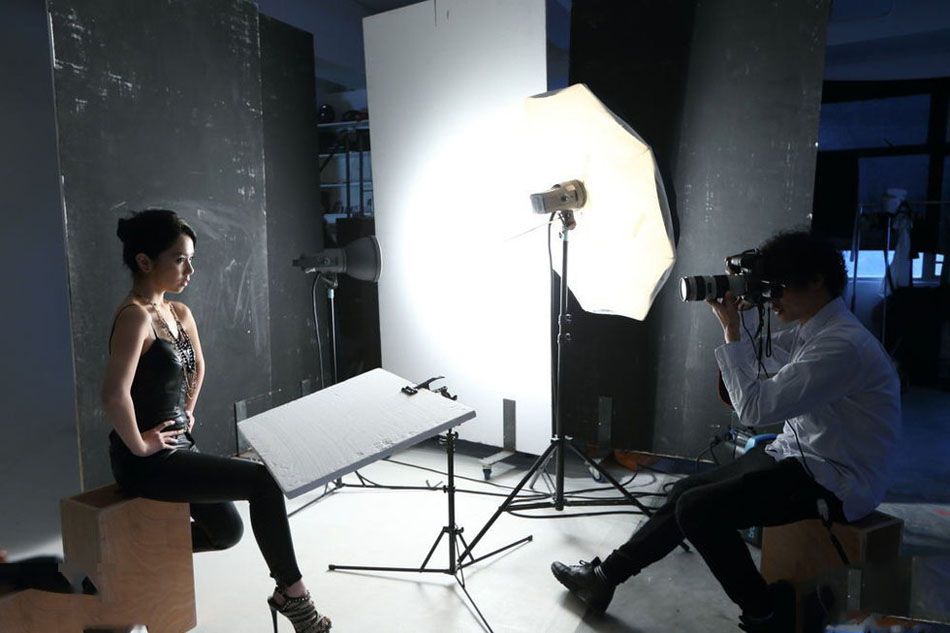 邓紫棋拍摄广告秀性感身段