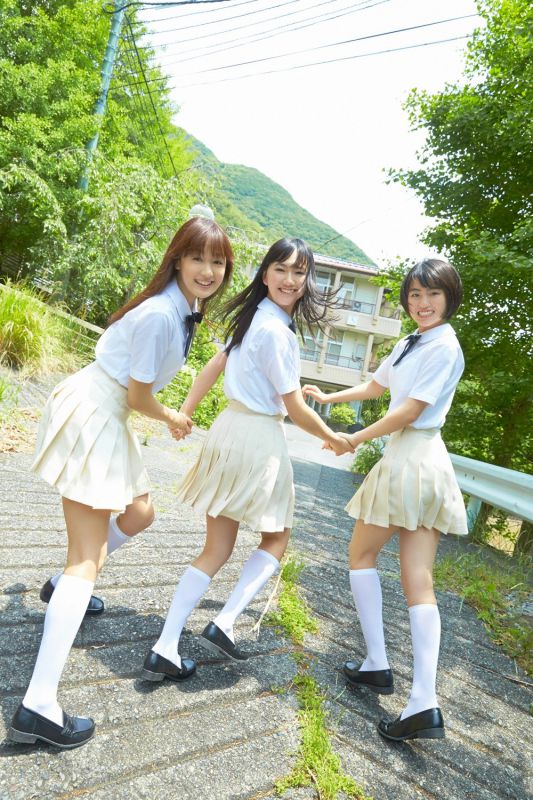 日本学生制服美女户外清纯图片