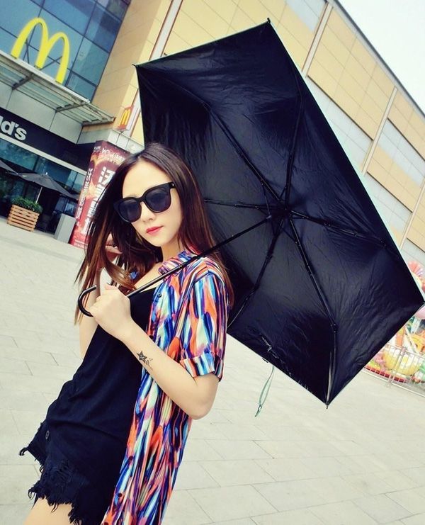 性感短发美女大秀迷人大长腿