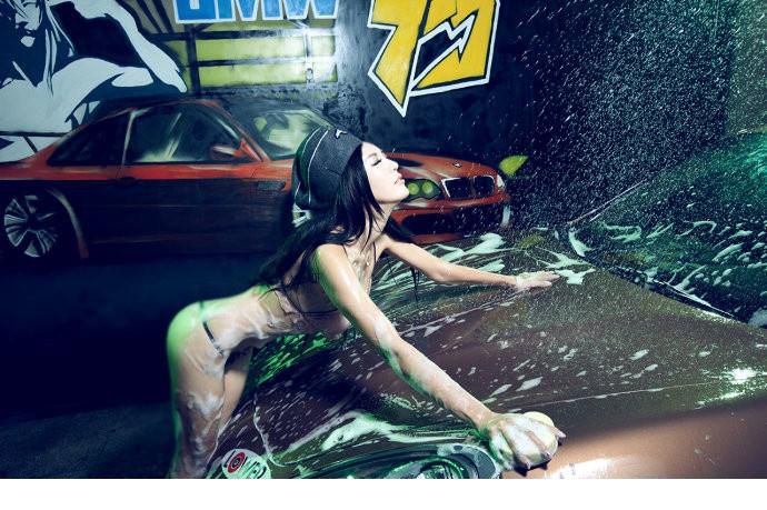 刚小希比基尼湿身诱惑写照