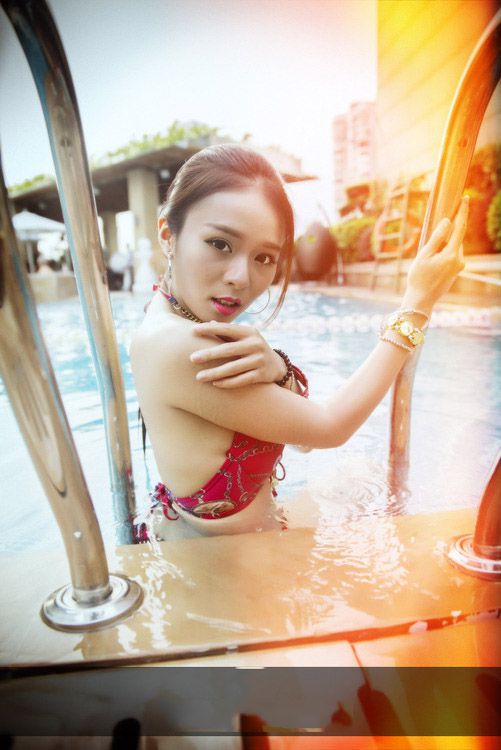 泳池妖娆美女性感诱惑写真