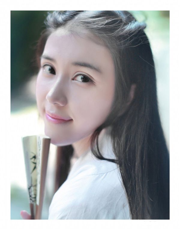 气质美女白衣林间写真仙气十足