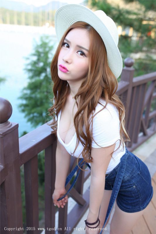 热裤美女于姬Una旅拍秀傲人大胸