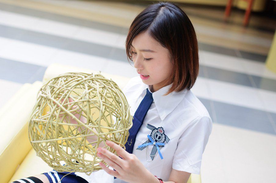 90后清纯美女演绎校服诱惑