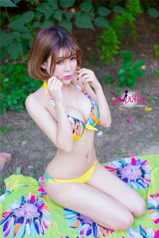 短发美女Alin户外酥胸诱惑写照