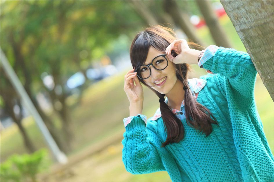 90后清纯美女初秋户外迷人写真