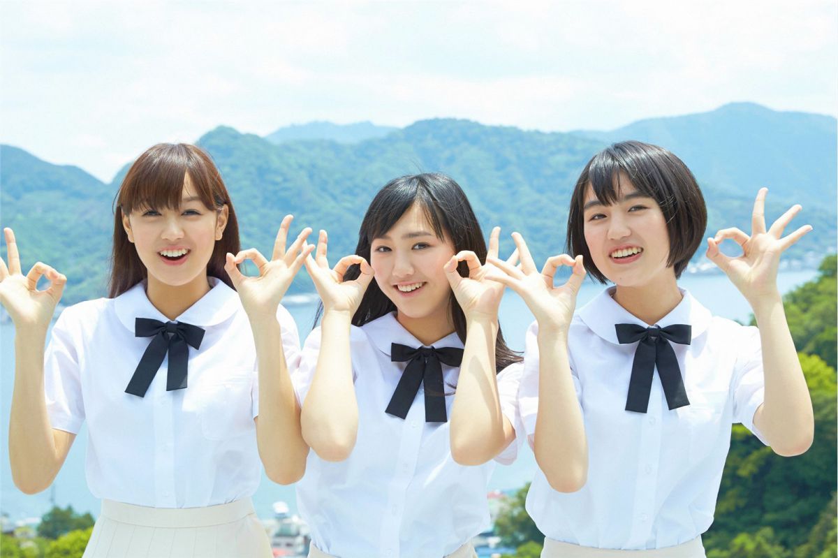 日本学生制服美女户外清纯图片