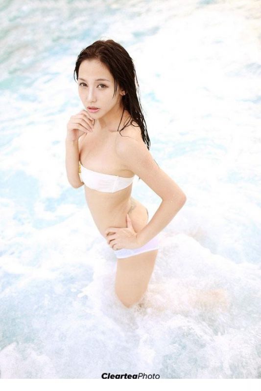 甜美女孩泳池性感酥胸长腿写真