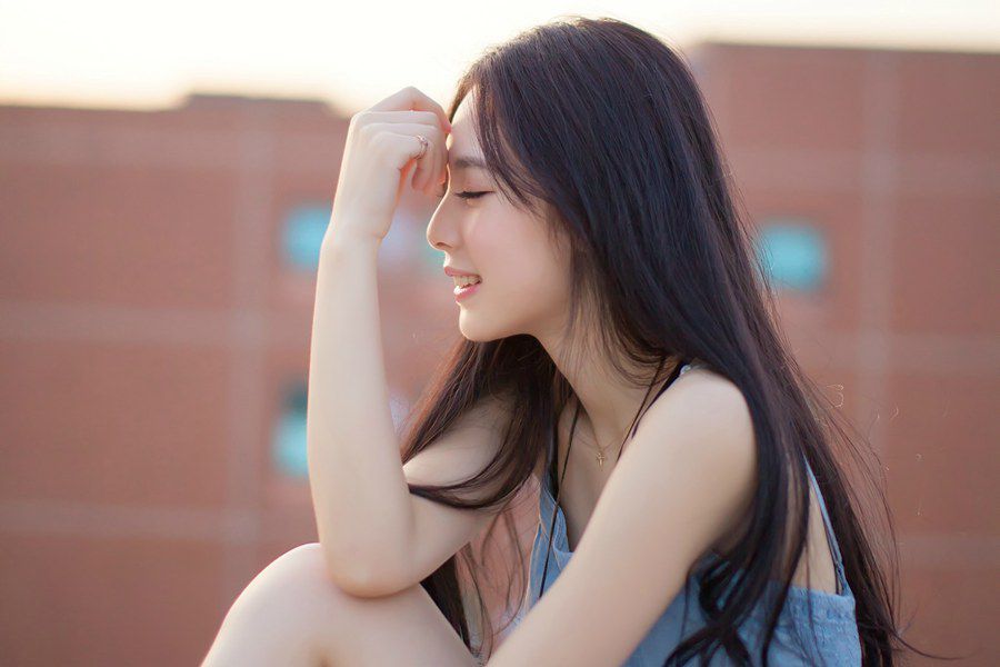 清纯长发美女天台唯美写照