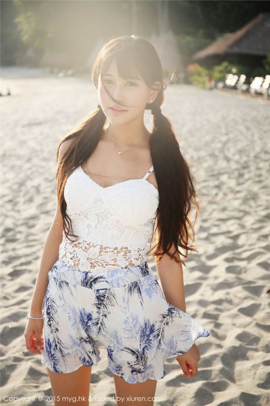 性感短裙美女Milk楚楚户外秀迷人乳沟