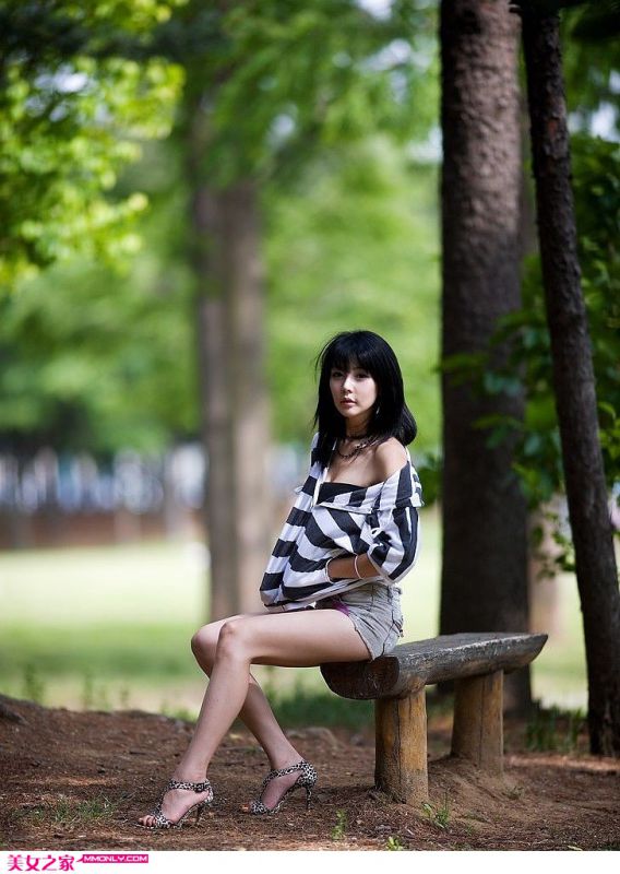 清新美女车模李智友迷人写真