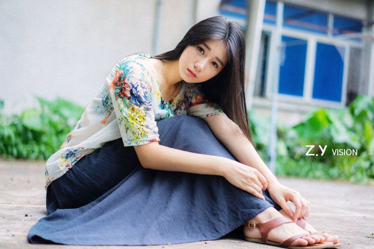 长发清纯美女户外唯美写真