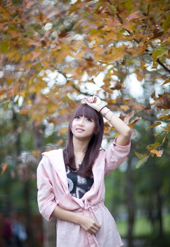美女校花户外迷人写照