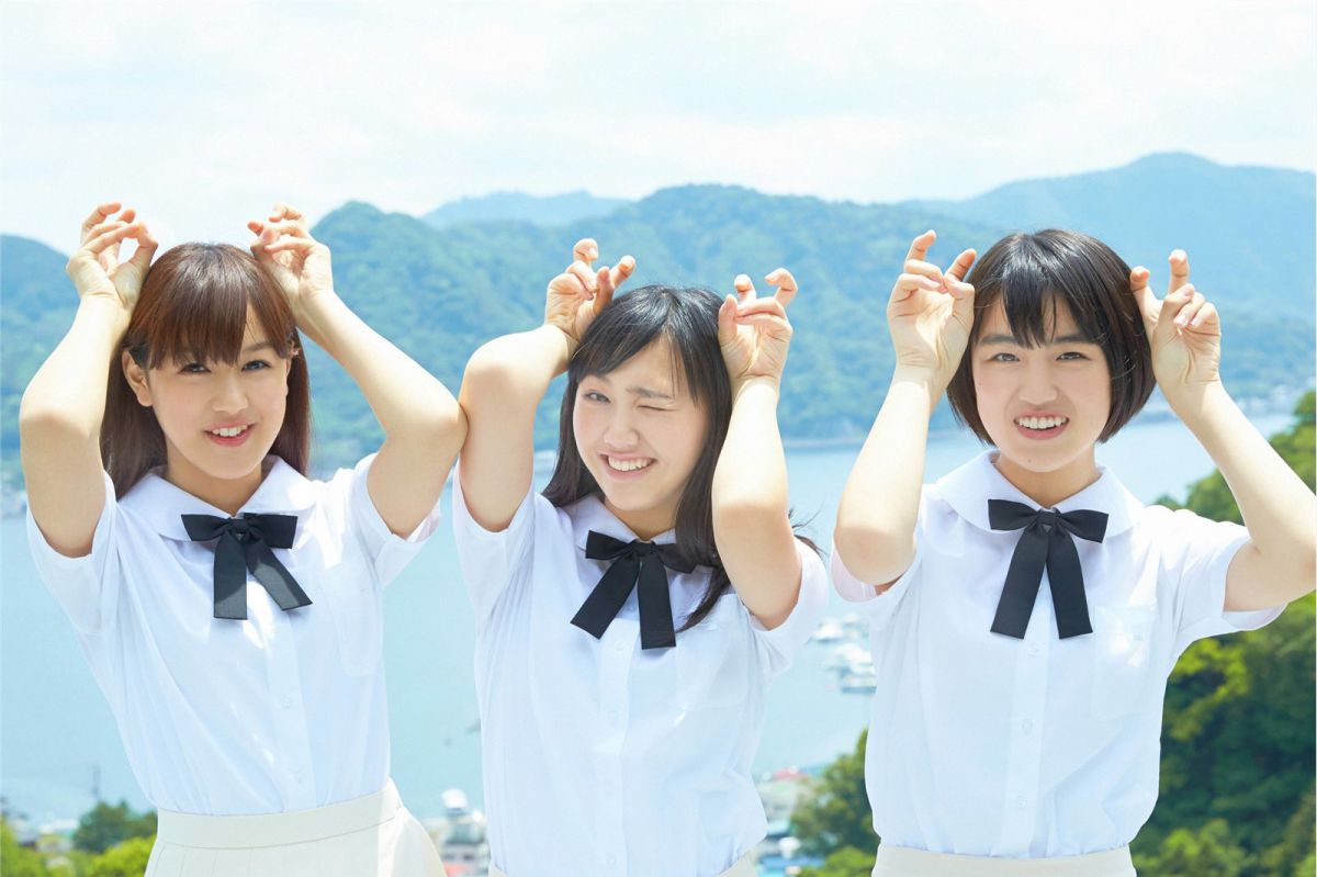 日本学生制服美女户外清纯图片
