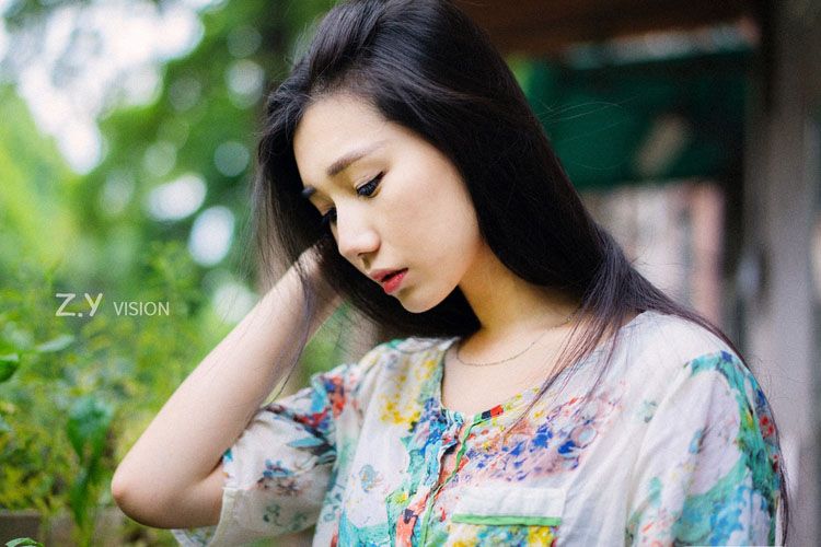 长发清纯美女户外唯美写真