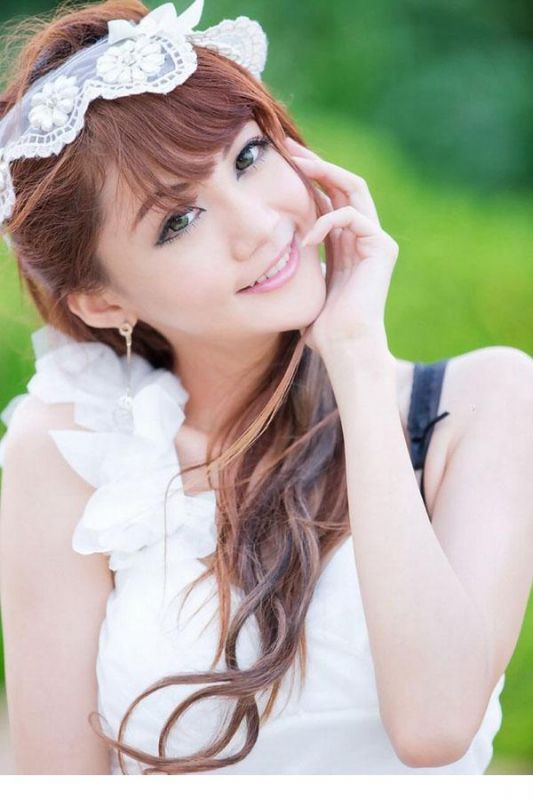漂亮女孩白色短裙秀性感翘臀写照