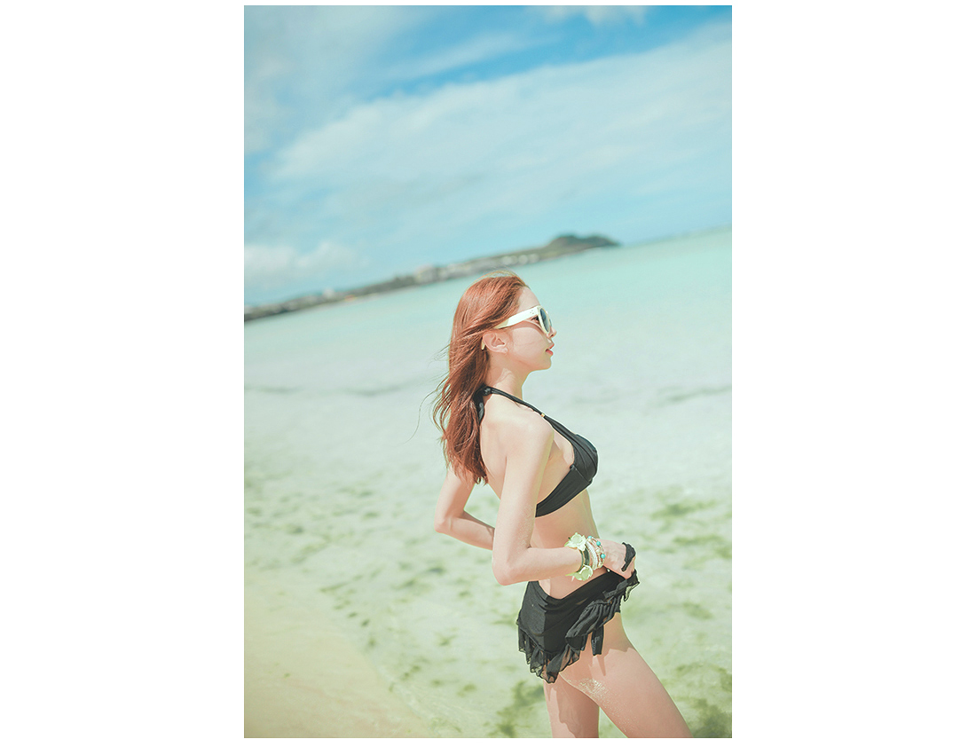 韩国泳装少女海边大秀迷人乳沟