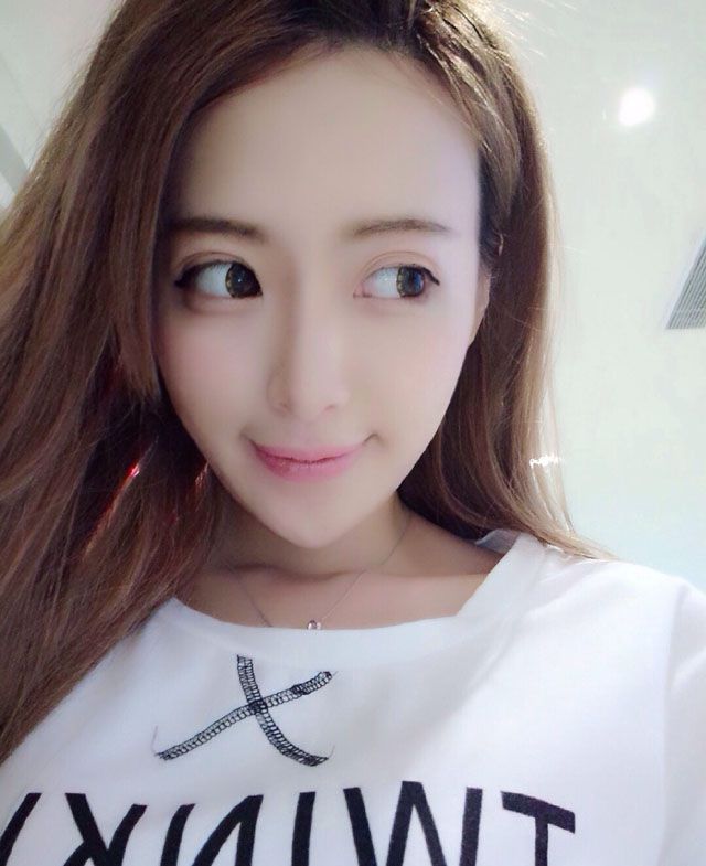 王曼妮可爱卖萌自拍照