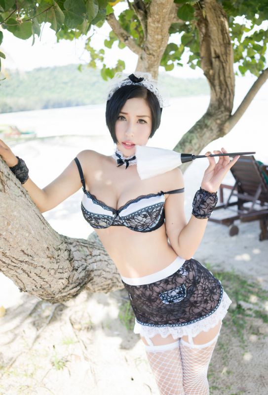 女仆装美女娜依灵儿户外性感写真