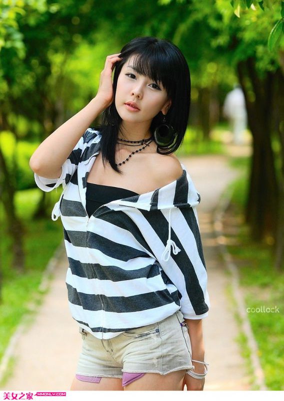 清新美女车模李智友迷人写真