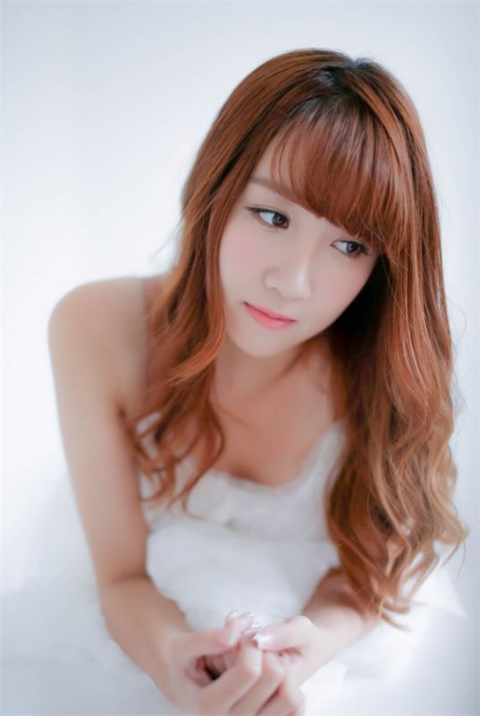 小清新女生白色婚纱唯美写照