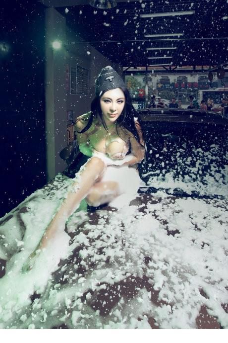 刚小希比基尼湿身诱惑写照