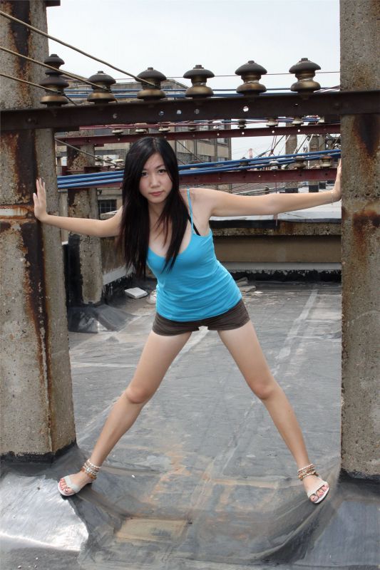 长发美女娇娇户外秀修长美腿写真