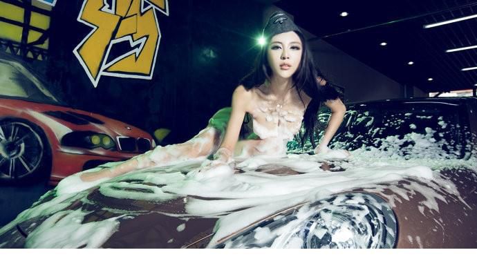 刚小希比基尼湿身诱惑写照